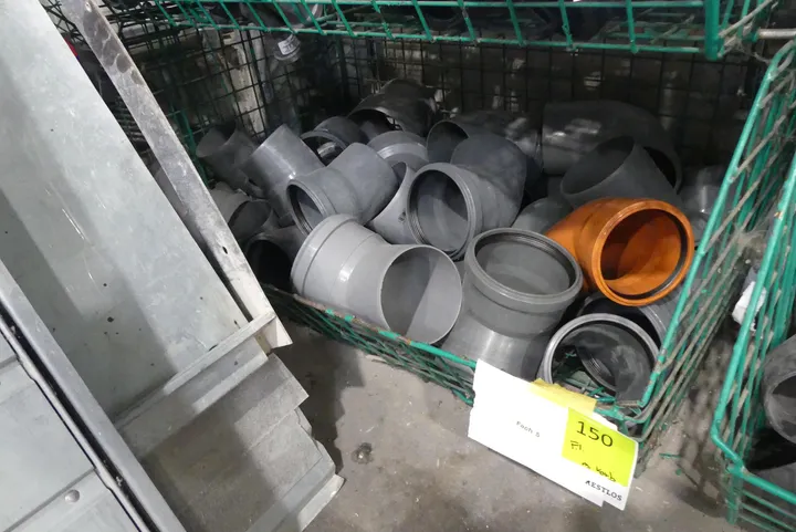 Konvolut PVC-Abwasser-Formteile Umfang: Fachinhalt und mit Korb